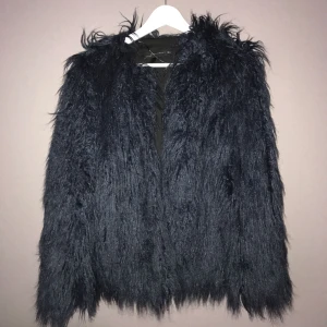  - En mörkblå fuskpäls jacka från zara, 2 små hål i innertyget på sidorna därav det låga priser.