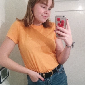  - JÄTTEsnygg ljusorange t-shirt från bikbok!! ÄLSKAR färgen men min garderob är tyvärr för liten! 