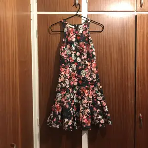 Blommig klänning från nelly.com, storlek xs, endast använd en gång. 