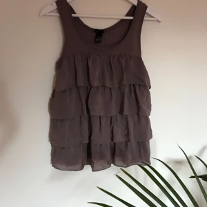  - Ett linne från H&M med volanger.