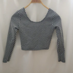  - Crop top från Topshop! ✨  Tight crop top med djup rygg. Passar en strl 34/36! 