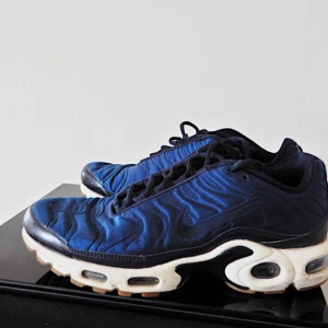  - Nike Air Max Plus som aldrig blivit använda av mig pga för stora, men användes av tjejen jag köpte dessa av! Tycker verkligen dem är i fint skicka och det är ju en utav Nikes snyggare modeller. 👟🌹 Köparen står för frakt, annars kan jag mötas upp i Stockholm! Nypris runt 1.600kr 
