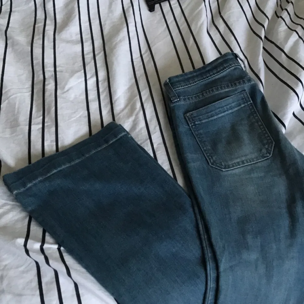 Flare jeans från Gap köpta i USA!! Säljer pga tyvärr för små för mig:( använda 2 gånger, frakt tillkommer . Jeans & Byxor.