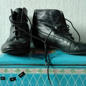  - want to meet the autumn, winter and spring in style? these ladies are for you! Retro and selfsecure, super comfy and quite warm with a layer of purple soft fabric on the inside. They have been used but are very well kept except for the shoelace where the plastic at the ends is starting to break. 