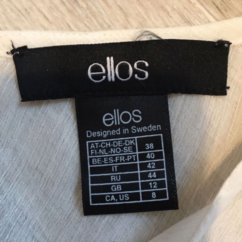 Garderobsrensning!  Klänning köpt på Ellos för några år sen. Har bara hängt i garderoben sen dess, oanvänd.   Frakt tillkommer på 20 kr!  Skriv vid intresse  . Klänningar.