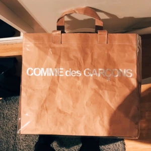 - Comme des Garcons paper bag, aldrig använd. 