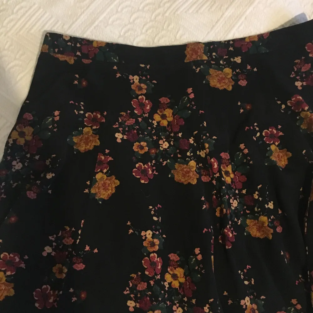 Jättefin kjol från Urban Outfitters, använder tyvärr inte för jag tycker den blir lite kort! Ingen resår, dragkedja i sidan.. Kjolar.