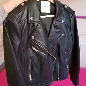  - Mango skinjacka. Ej äkta skinn. Används endast 1 gång. Säljer p.g.a fel storlek. Str 38. Original pris var 600 kr.