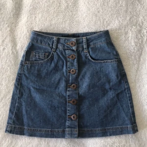 - En superfin blå denimkjol från TopShop Petite! Storleken är EU 32 vilket skulle kunna motsvara en xxs/xs. Kan mötas upp i Sthlm!  Swish eller så betalar köparen för frakt.  🦋☀️🦋☀️🦋
