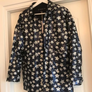  -  Slutsåld paljettjacka med stjärnmönster från Zara. Jackan är ganska stor i storleken som även kan passa personer med storlek S och M.