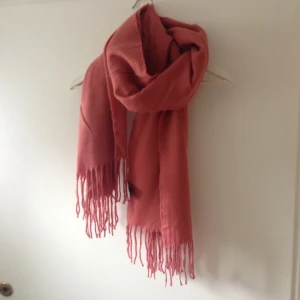  - Skön höstlig halsduk ✨ 2m lång, 60cm bred. Aldrig använd.