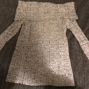  - Grå tight off shoulder 