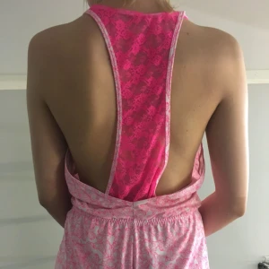  - Pyjamas med rosa spets och tyg med rosa fjärilar, tycker den är jättefin men använder aldrig den är i bra skick swish går bra köpare står för frakten 