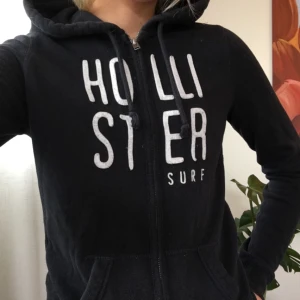  - Mörkblå hoodie från hollister. Du betalar frakten :)) 