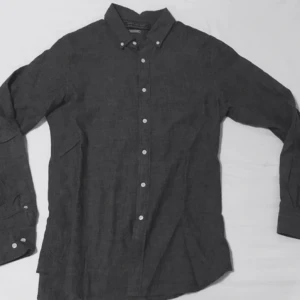  - Mörkgrå sjukare med lite frövre skjorta i linné tyg.  Använd någon fåtal gång. 