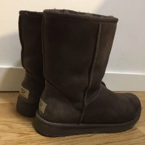  - Uggs endast använda 3 gånger! Nypris är 2197:-  Storlek 38 självklart äkta!!!