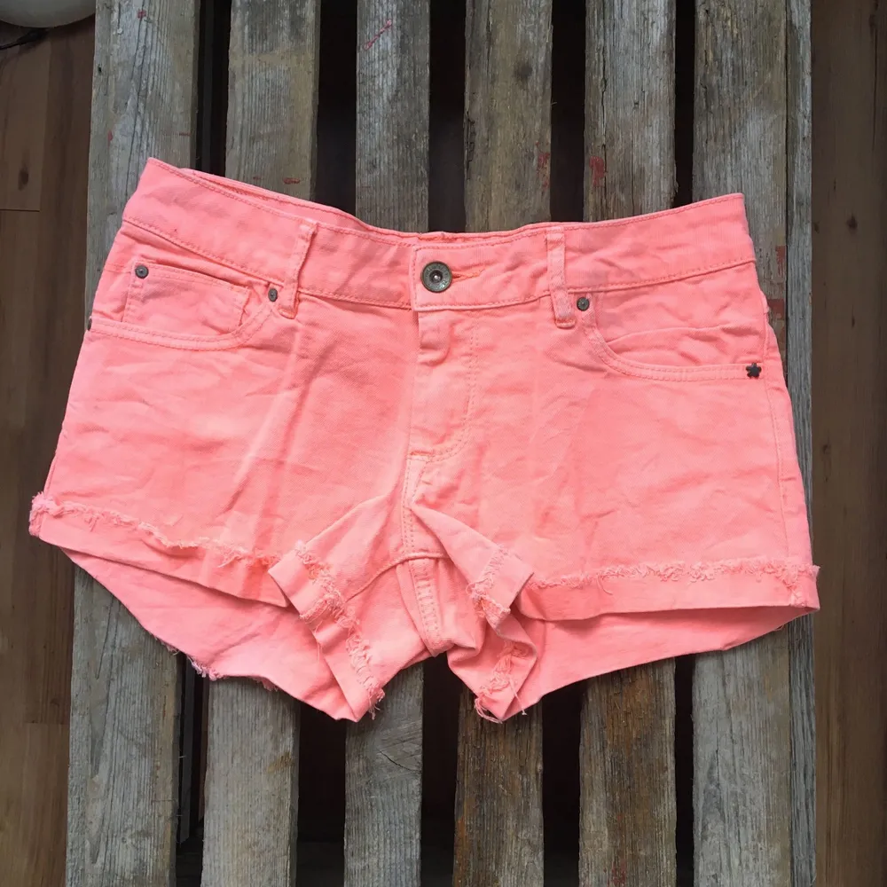 Korallfärgade stretchiga shorts från Pull & Bear. Använda ett fåtal gånger.. Shorts.
