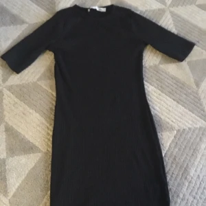  - En svart kort klänning med tre kvarts ärmar, jätte fin men kommer tyvärr aldrig till användning, köparen står för frakten 😊💕