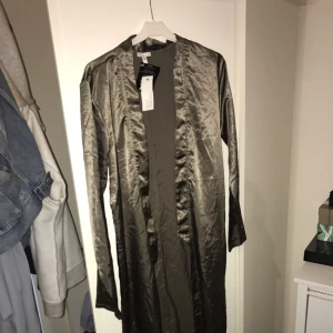  - Fin lång tunn kappa. Går ner till fötterna. Aldrig använd, prislapp finns kvar. 