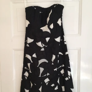  - Klänning från Coast som är inköpt på NK Stockholm för ett antal år sen. Klänningen är bara använd en gång. Klänningen är knälång.