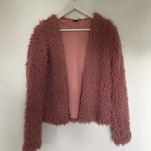  - Lurvig rosa kofta från Gina tricot. Använd 2 gånger. 