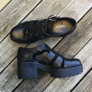  - Skor från Vagabond. Använda en gång. De ser mer slitna ut på bilden än de är i verkligheten, tror det beror på kontrasten. Jag kan skicka fler bilder på begäran. 🍭