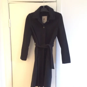  - Lexington marinblå kappa med skärp i midjan. Foder i mörkblått. Varm och använd med försiktighet 1 säsong. 