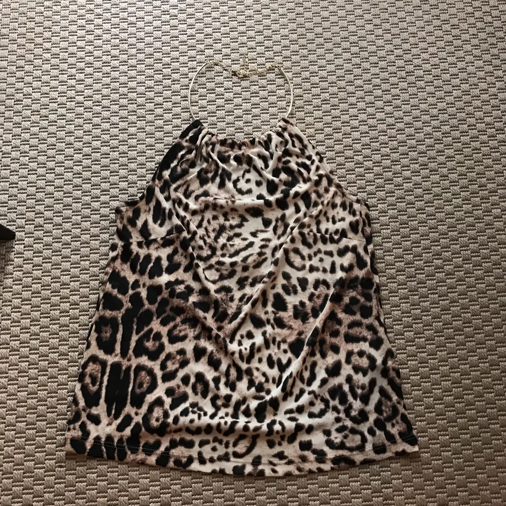 Leopard linne med inbyggt halsband. Aldrig använt. Köpare står för frakt! ✨. Toppar.