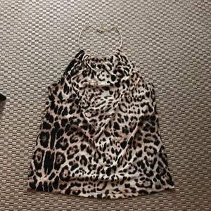 Leopard linne med inbyggt halsband. Aldrig använt. Köpare står för frakt! ✨