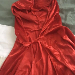  - Röd lång mantel med huva som använts till förra årets halloweenkostym. Passar alla storlekar o knyts kring halsen. Riktigt mjukt o fint tyg. Från teknikmagasinet