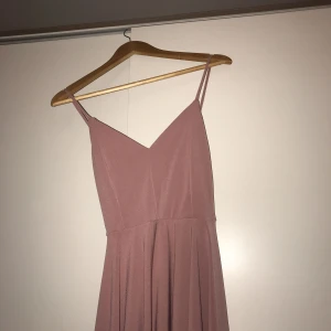  - Jättefin klänning från Bik bok i puderrosa. Använd endast 1 gång och frakt ingår i Priset! 