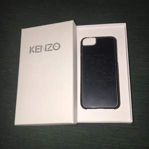 Kenzo mobilskal i helsvart, 1mån gammalt, en spricka i plastet och en bit saknas i ena hörnet se bild tre... syns knappt om mobilen är svart
