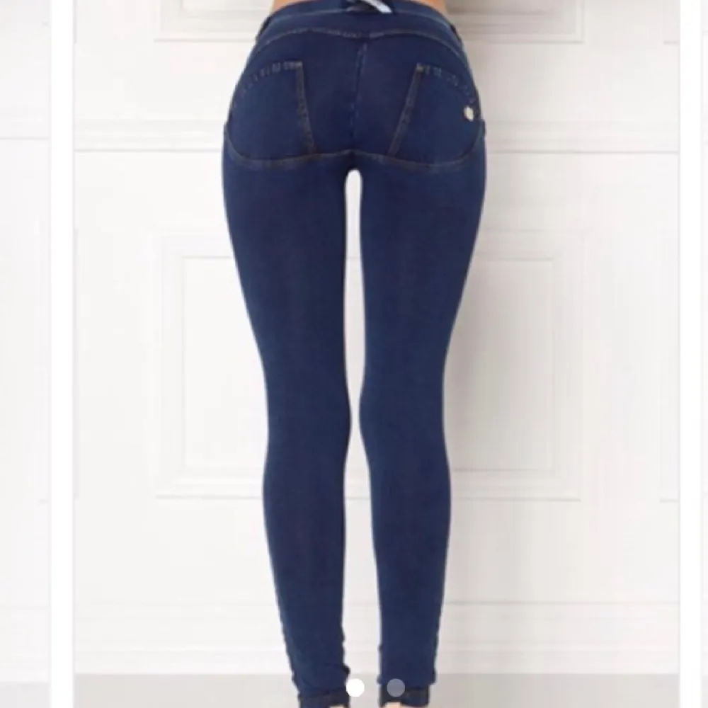 Mörkblå Freddy jeans. Storlek M men jättesmå i storleken, snarare en XS-S. Nypris 1250, säljer för 500 kr.. Jeans & Byxor.