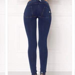 Mörkblå Freddy jeans. Storlek M men jättesmå i storleken, snarare en XS-S. Nypris 1250, säljer för 500 kr.
