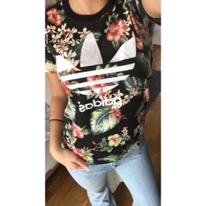  - Exakt likadan adidas t-shirt som den vita jag la upp, också fake och går att använda som unisex