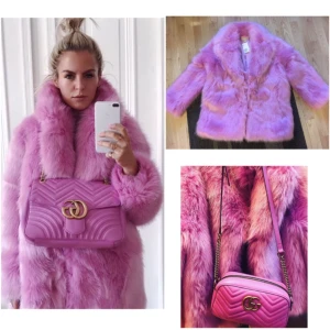  - Helt ny pastellrosa pälskappa, med prislapp kvar, från H&M. Storlek 34 (men passar från stl xs upp till medium, alltså från stl 32-34 upp till 38) Denna är slutsåld överallt, vilket är förståeligt, supersnygg!  Säljer den pga fel storlek.  Fast pris 2500kr, köpare står för ev frakt. Kan även mötas upp i Göteborg.    New pink fur coat from h&m, sold out everywhere. Size 34. Fits from size 32-34 up to size 38. (From xs up to medium) I ship worldwide.