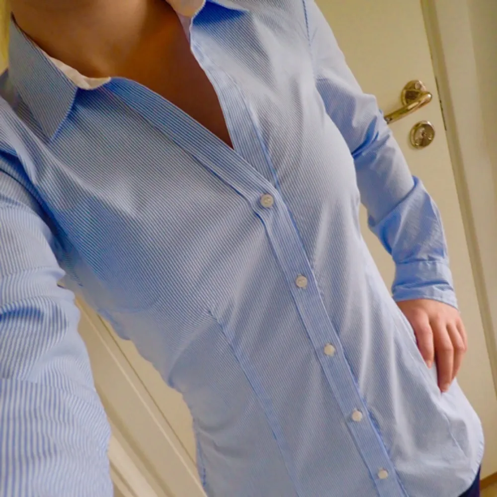 Blåvitrandig skjorta från H&M, strl 36/S, materialet är ett lite stretchigt. Har använt den max 3 gånger och säljer skjortan på grund av att den används för sällan. Köparen står för frakt.. Skjortor.