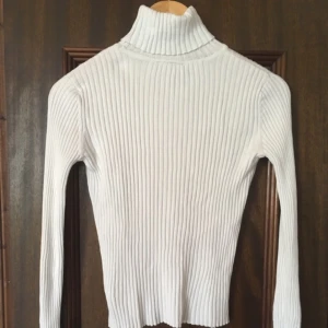  - Ribbat polotröja från monki