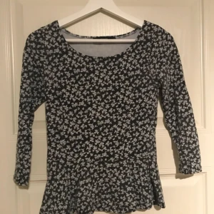  - En peplum top från bikbok. Storlek s men funkar lika bra på en XS. Trekvartslånga armar och figursydd