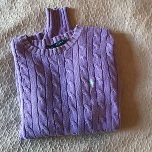  - Lila Ralph Lauren kabelstickad tröja, sitter ganska löst och skönt om man har storlek s, perfekt för m. Nypris ca 2200, använd 3 gånger.