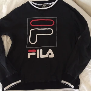  - Fila tjocktröja i stl M, perfekt som en oversize tröja om du är mindre ✨ frakt 30kr