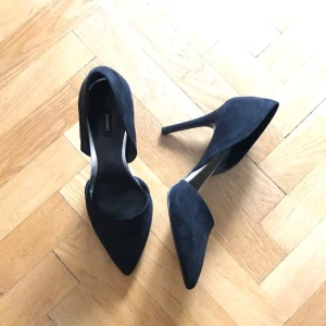  - Svarta mocka imitation pumps ifrån Mango. Aldrig använda. Jag betalar frakt och har swish