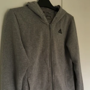  - Adidas tjocktröja med ett stort adidas märke på luvan, skönt material, fler bilder? Fråga mig 😊 köparen står för frakten💕