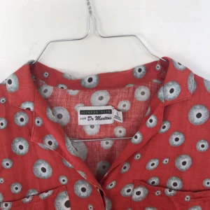  - Supersnygg kort skjorta från Agnyness Deyn kollektion för Dr.Martens. Storlek small. Använd fåtal gånger. Kan mötas i Stockholm ! Swish eller köparen betalar för ev. Frakt 🦀❤🦀❤🦀❤🦀 