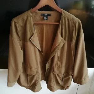  - Jacka från HM som kan användas som utomhusjacka på sommarn och inomhusjacka nu ☺