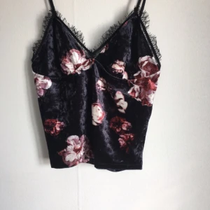  - Sammetslinne från bikbok, helt nytt med prislapp kvar (149krnypris)! 