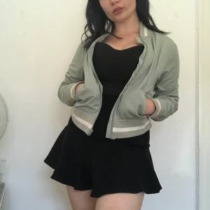 Pastel grön bomberjacka  - Fin pastel grön bomber jacka med vita detaljer från GAP. Sparsamt använd. Köpt i USA, storlek S. 130kr Möts i Sthlm eller fraktar