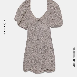 Klänning - Så fin klänning från Zara. Storlek XS men jag tycker den känns som en stor S då den är för stor för mig. Kan till o med kanske funka på en mindre M. Oanvänd med lappar kvar. Kan skicka foto på den jag har hemma men då jag inte använt den var det enklare att ta zaras egna foton. 