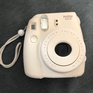 Polaroidkamera - En vit Instax Mini 9 📸 lite repig på baksidan (se bild 2), men funkar hur bra som helst. Bilderna blir superfina! Pris kan diskuteras.