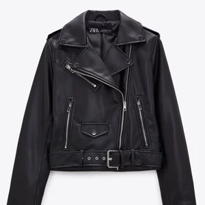 Skinnjacka - Säljer denna sjukt coola skinnjacka från zara i storlek M men skulle säga att den passar från xs-m!! 💖Använd fåtal gånger , köpt för 559kr!!💕💕frakt tillkommer💞💕högsta bud-400kr